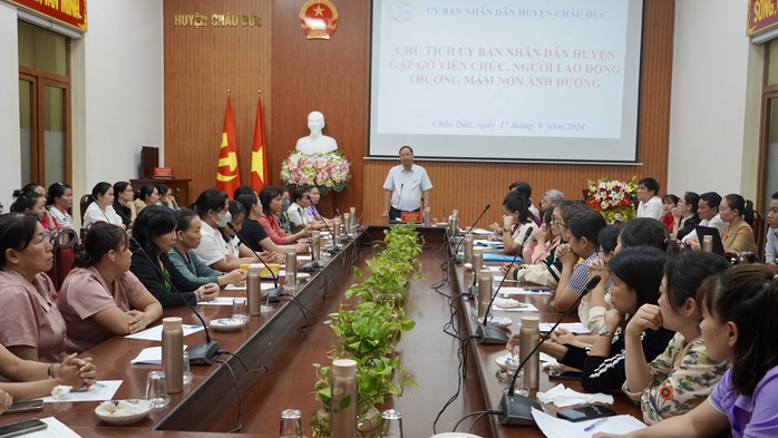 Vụ cơm giáo viên chỉ có 2 miếng chả: Đối thoại với chủ tịch huyện, nhiều giáo viên nghẹn ngào- Ảnh 1. Vụ cơm giáo viên chỉ có 2 miếng chả: Đối thoại với chủ tịch huyện, nhiều giáo viên nghẹn ngào- Ảnh 1.