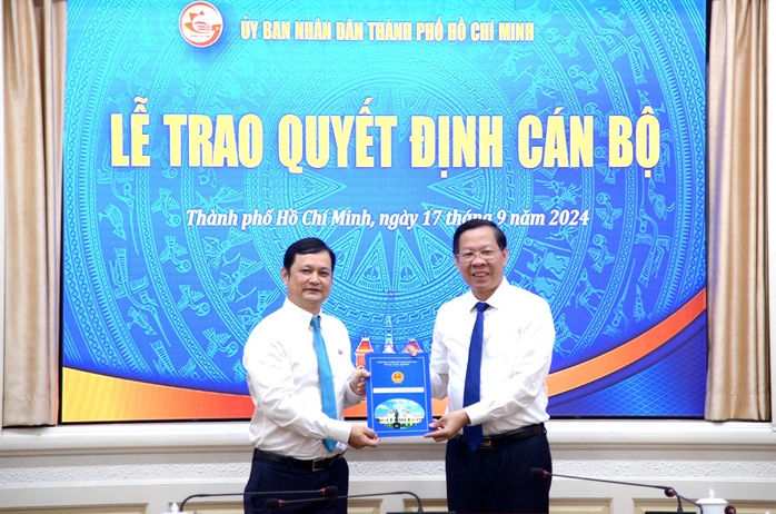 Chủ tịch UBND TP HCM trao quyết định cán bộ- Ảnh 1. Chủ tịch UBND TP HCM trao quyết định cán bộ- Ảnh 1.