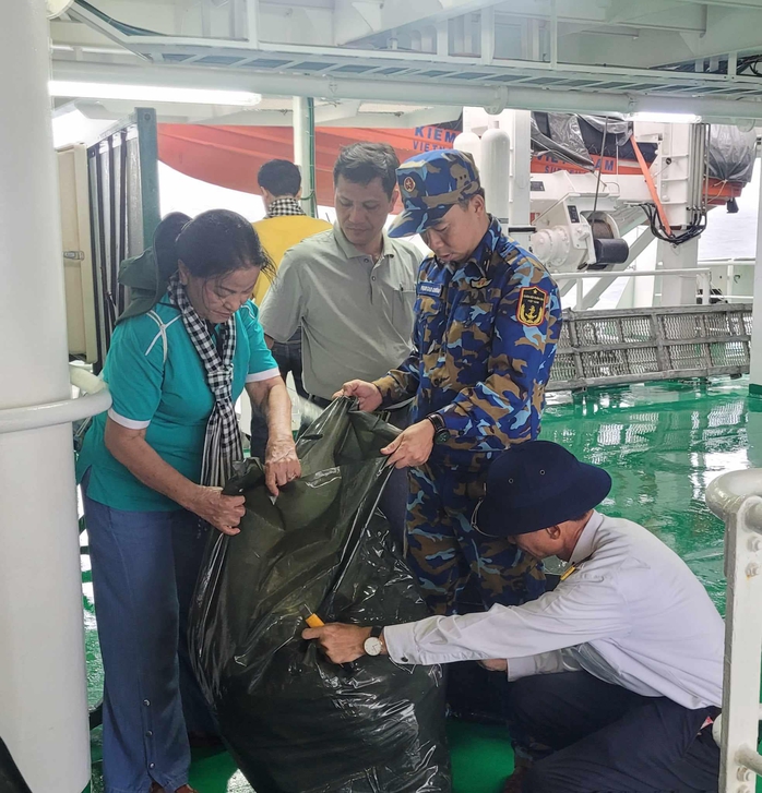 Đoàn công tác biển đảo Tây Nam thăm Trạm Rađa 600- Ảnh 2. Đoàn công tác biển đảo Tây Nam thăm Trạm Rađa 600- Ảnh 2.