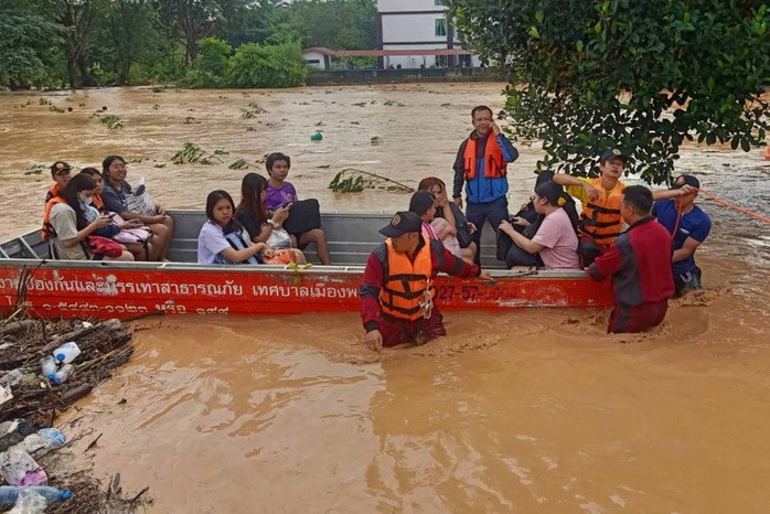 Sơ tán người dân đến nơi an toàn tại tỉnh Phayao vào sáng 17-9. Ảnh: Bangkok Post Sơ tán người dân đến nơi an toàn tại tỉnh Phayao vào sáng 17-9. Ảnh: Bangkok Post