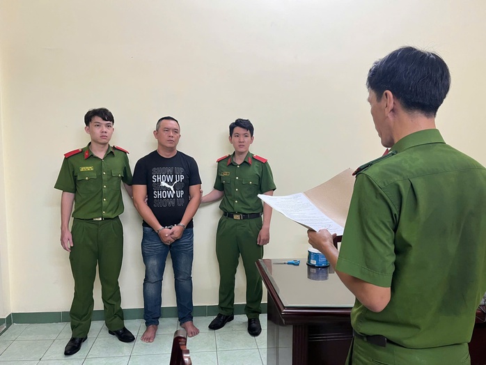 Vụ dùng mỏ lết đánh người: Công an tiếp tục làm rõ thêm hành vi côn đồ- Ảnh 1. Vụ dùng mỏ lết đánh người: Công an tiếp tục làm rõ thêm hành vi côn đồ- Ảnh 1.