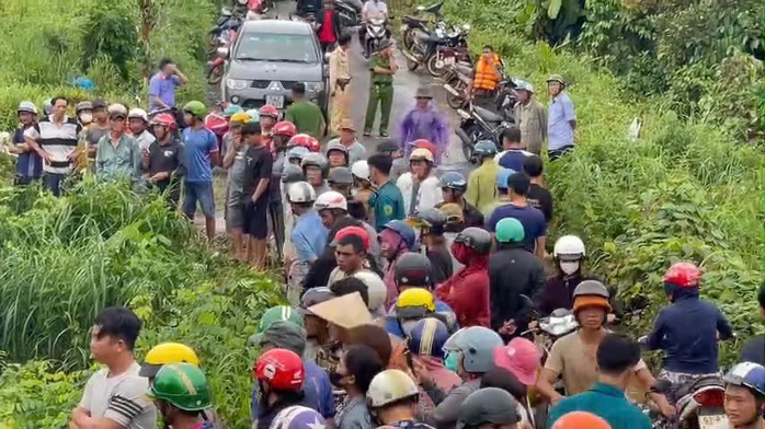 Ô tô mất lái rơi xuống suối, tài xế tử vong tại chỗ- Ảnh 3. Ô tô mất lái rơi xuống suối, tài xế tử vong tại chỗ- Ảnh 3.