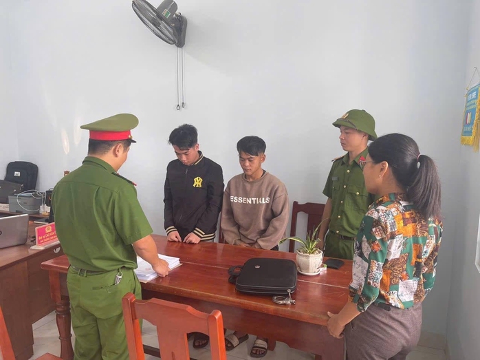 Năm thanh niên hiếp dâm tập thể bạn nhậu rồi tung clip lên mạng- Ảnh 1. Năm thanh niên hiếp dâm tập thể bạn nhậu rồi tung clip lên mạng- Ảnh 1.