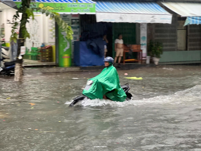 Áp thấp nhiệt đới sắp thành bão số 4: Miền Trung mưa trắng trời, nhà dân tốc mái do dông lốc- Ảnh 6. Áp thấp nhiệt đới sắp thành bão số 4: Miền Trung mưa trắng trời, nhà dân tốc mái do dông lốc- Ảnh 6.