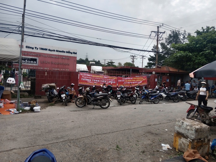 200 công nhân ở Đồng Nai “kêu cứu” vì bị doanh nghiệp nợ lương- Ảnh 1. 200 công nhân ở Đồng Nai “kêu cứu” vì bị doanh nghiệp nợ lương- Ảnh 1.