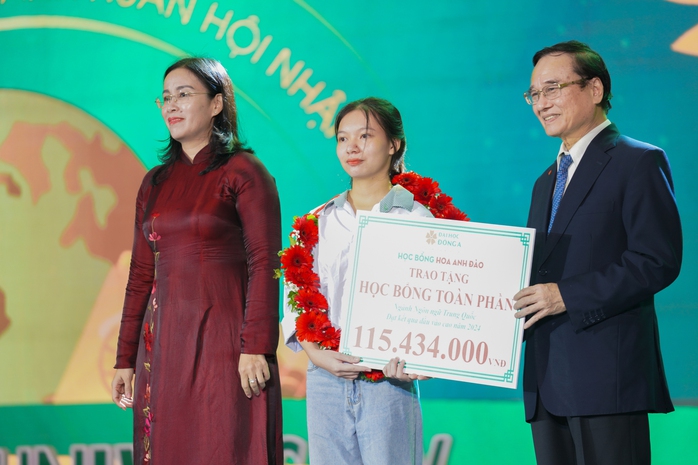 Học bổng gần 30 tỉ đồng cho tân sinh viên Trường ĐH Đông Á- Ảnh 2. Học bổng gần 30 tỉ đồng cho tân sinh viên Trường ĐH Đông Á- Ảnh 2.