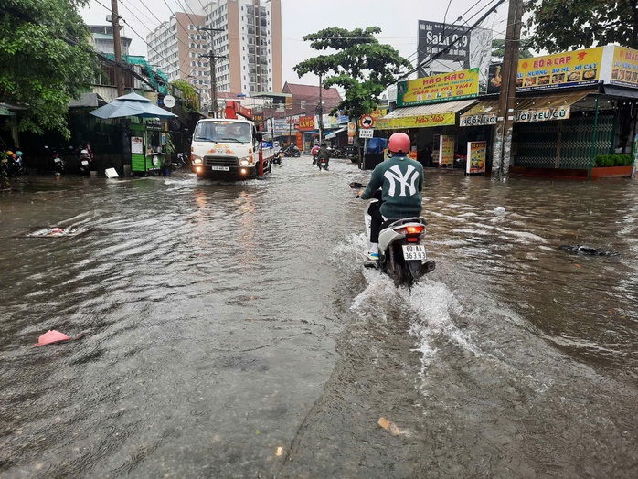 TP HCM mưa dai dẳng từ sáng đến trưa, nhiều tuyến đường bị ngập- Ảnh 11. TP HCM mưa dai dẳng từ sáng đến trưa, nhiều tuyến đường bị ngập- Ảnh 11.