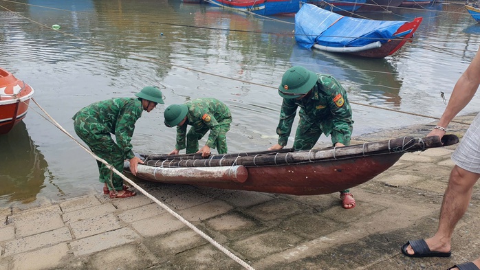 Người dân miền Trung chạy đua chống bão số 4- Ảnh 29. Người dân miền Trung chạy đua chống bão số 4- Ảnh 29.