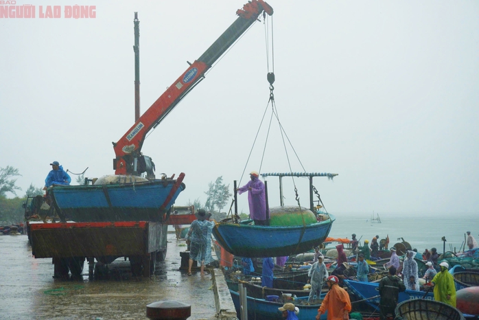 Người dân miền Trung chạy đua chống bão số 4- Ảnh 6. Người dân miền Trung chạy đua chống bão số 4- Ảnh 6.