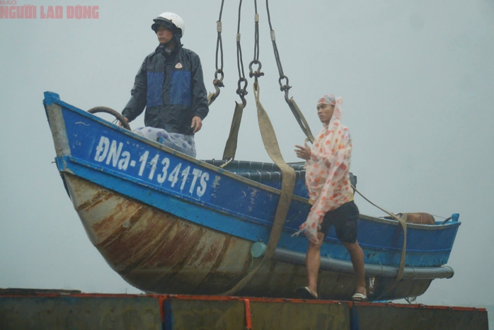 Người dân miền Trung chạy đua chống bão số 4- Ảnh 7. Người dân miền Trung chạy đua chống bão số 4- Ảnh 7.