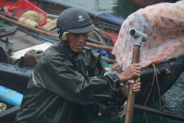Người dân miền Trung chạy đua chống bão số 4- Ảnh 9. Người dân miền Trung chạy đua chống bão số 4- Ảnh 9.