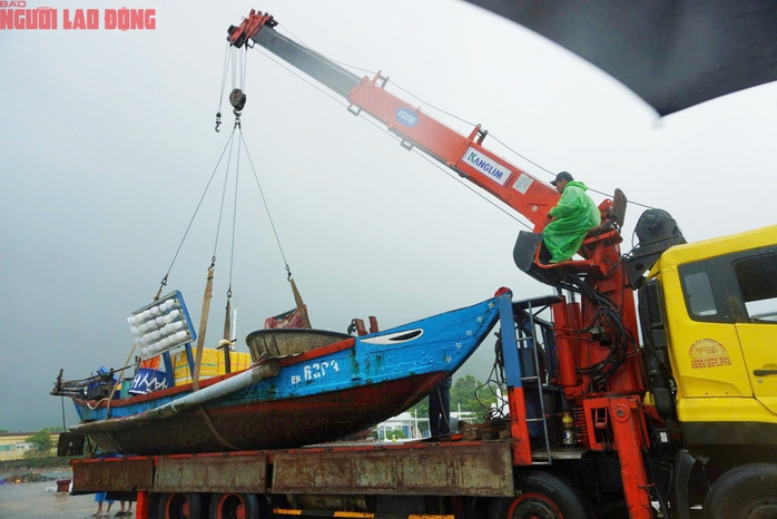 Người dân miền Trung chạy đua chống bão số 4- Ảnh 10. Người dân miền Trung chạy đua chống bão số 4- Ảnh 10.