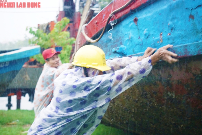 Người dân miền Trung chạy đua chống bão số 4- Ảnh 11. Người dân miền Trung chạy đua chống bão số 4- Ảnh 11.