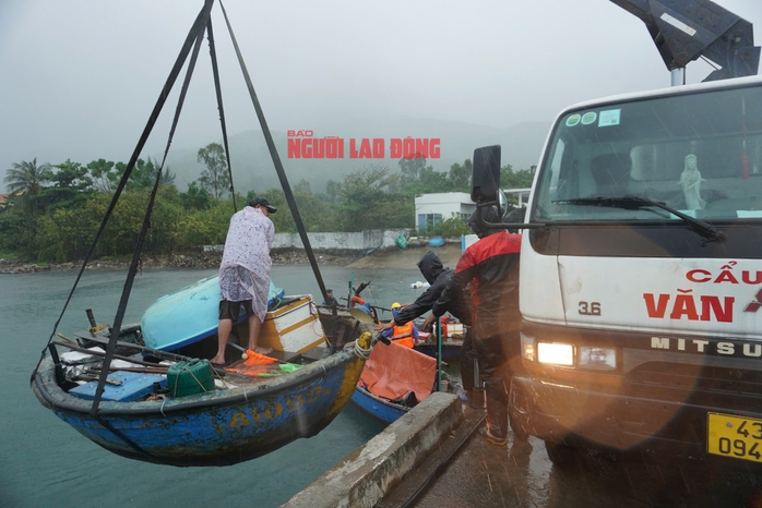 Người dân miền Trung chạy đua chống bão số 4- Ảnh 19. Người dân miền Trung chạy đua chống bão số 4- Ảnh 19.
