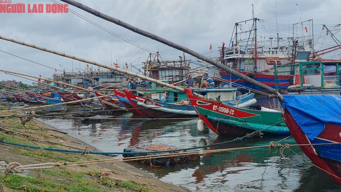 Người dân miền Trung chạy đua chống bão số 4- Ảnh 21. Người dân miền Trung chạy đua chống bão số 4- Ảnh 21.