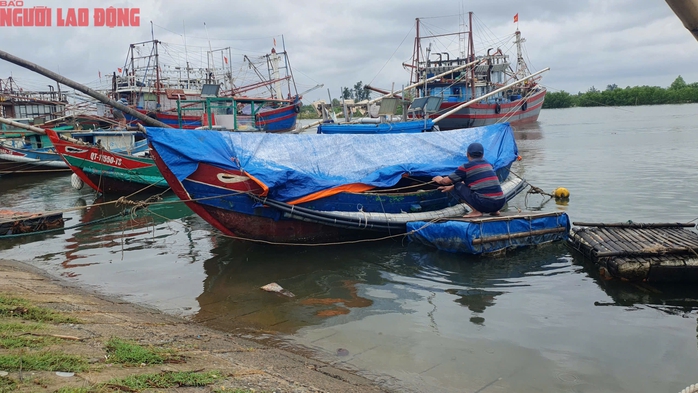Người dân miền Trung chạy đua chống bão số 4- Ảnh 23. Người dân miền Trung chạy đua chống bão số 4- Ảnh 23.