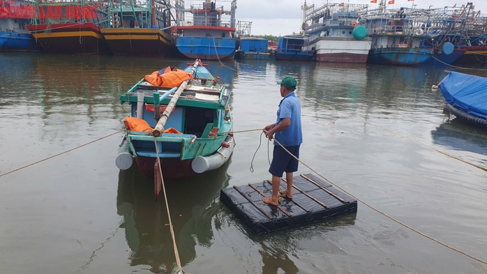 Người dân miền Trung chạy đua chống bão số 4- Ảnh 24. Người dân miền Trung chạy đua chống bão số 4- Ảnh 24.