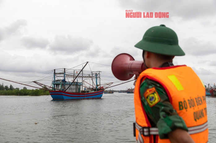 Người dân miền Trung chạy đua chống bão số 4- Ảnh 25. Người dân miền Trung chạy đua chống bão số 4- Ảnh 25.