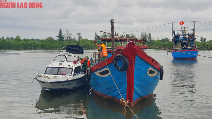 Người dân miền Trung chạy đua chống bão số 4- Ảnh 26. Người dân miền Trung chạy đua chống bão số 4- Ảnh 26.