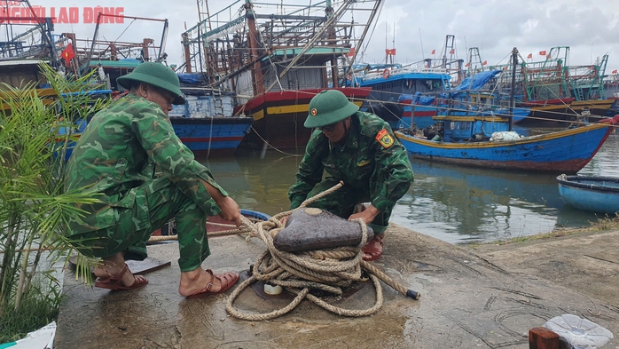 Người dân miền Trung chạy đua chống bão số 4- Ảnh 27. Người dân miền Trung chạy đua chống bão số 4- Ảnh 27.