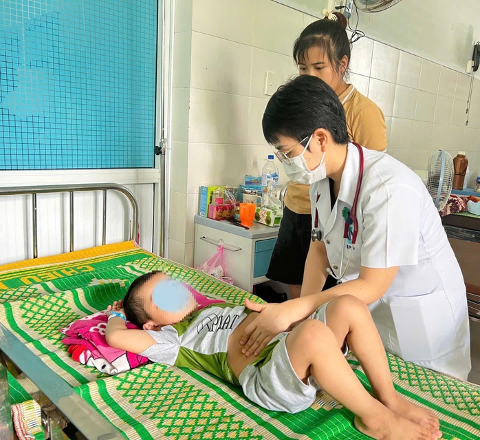 Gắp đinh sắt dài 4 cm trong dạ dày bé 3 tuổi- Ảnh 2. Gắp đinh sắt dài 4 cm trong dạ dày bé 3 tuổi- Ảnh 2.