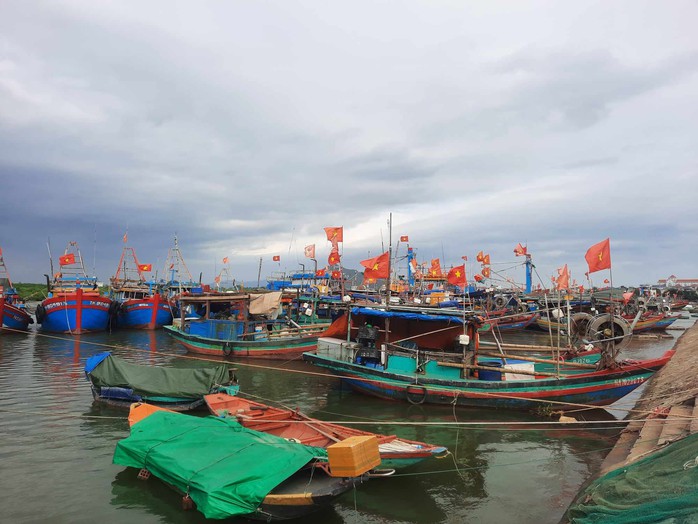 Người dân miền Trung chạy đua chống bão số 4- Ảnh 1. Người dân miền Trung chạy đua chống bão số 4- Ảnh 1.