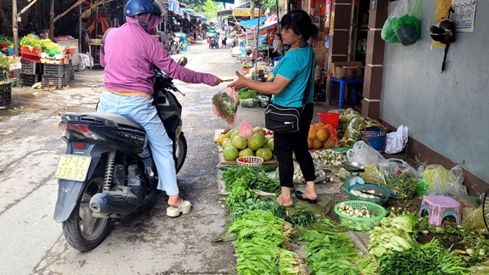 Giá rau xanh bán ngoài chợ giá cao hơn 2-3 lần so với trước bão Ảnh: THÙY LINH Giá rau xanh bán ngoài chợ giá cao hơn 2-3 lần so với trước bão Ảnh: THÙY LINH
