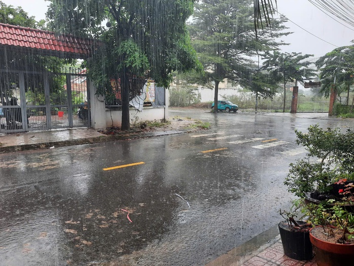 TP HCM mưa dai dẳng từ sáng đến trưa, nhiều tuyến đường bị ngập- Ảnh 1. TP HCM mưa dai dẳng từ sáng đến trưa, nhiều tuyến đường bị ngập- Ảnh 1.