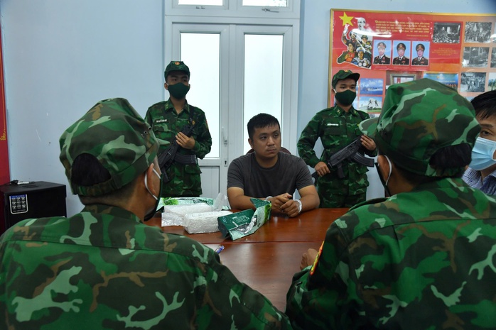 Người nước ngoài vận chuyển ma túy bị bắt giữ ngay khi nhập cảnh tại biên giới Tây Ninh- Ảnh 1. Người nước ngoài vận chuyển ma túy bị bắt giữ ngay khi nhập cảnh tại biên giới Tây Ninh- Ảnh 1.