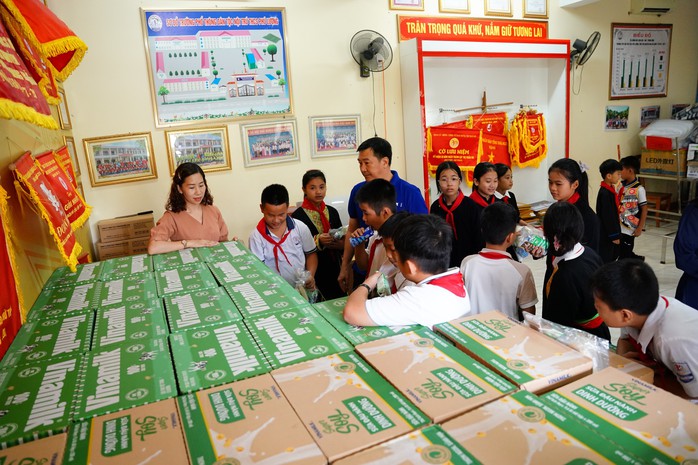 Mang Trung thu ấm áp đến trẻ em mọi miền- Ảnh 1. Mang Trung thu ấm áp đến trẻ em mọi miền- Ảnh 1.