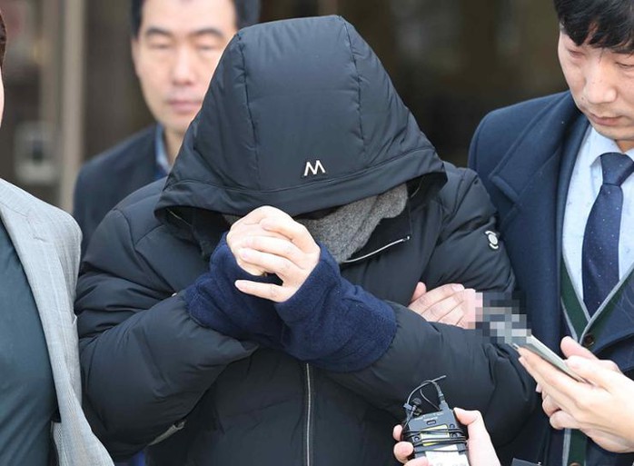 A former Samsung Electronics researcher leaves the Seoul Central District Court after being questioned on charges of leaking the Korean firm's key semiconductor technologies to China, Jan. 16. Yonhap A former Samsung Electronics researcher leaves the Seoul Central District Court after being questioned on charges of leaking the Korean firm's key semiconductor technologies to China, Jan. 16. Yonhap