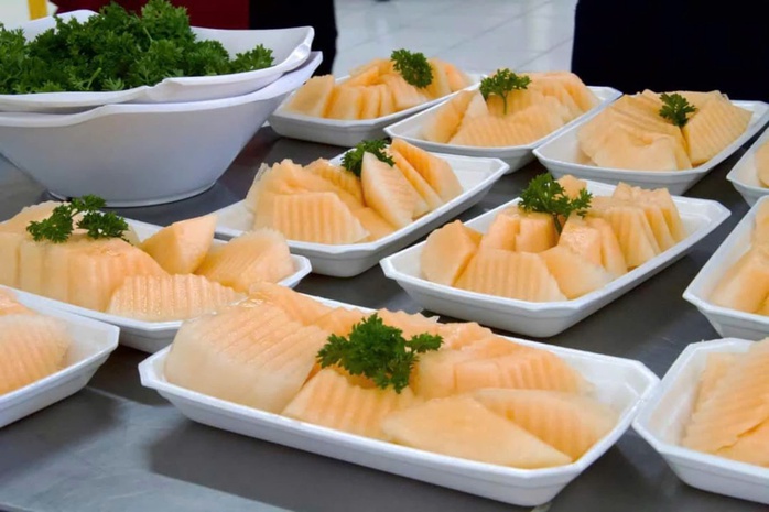 Hàng ngàn công nhân được thưởng thức trái cây miễn phí- Ảnh 4. Hàng ngàn công nhân được thưởng thức trái cây miễn phí- Ảnh 4.