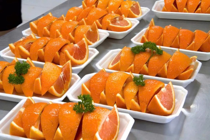 Hàng ngàn công nhân được thưởng thức trái cây miễn phí- Ảnh 6. Hàng ngàn công nhân được thưởng thức trái cây miễn phí- Ảnh 6.