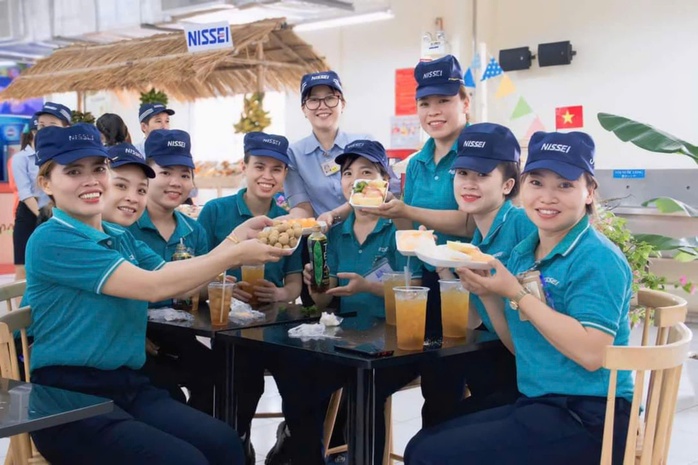 Hàng ngàn công nhân được thưởng thức trái cây miễn phí- Ảnh 1. Hàng ngàn công nhân được thưởng thức trái cây miễn phí- Ảnh 1.