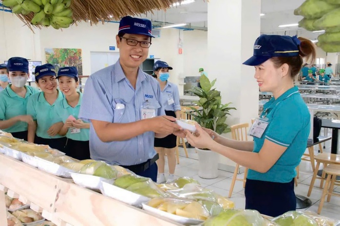 Hàng ngàn công nhân được thưởng thức trái cây miễn phí- Ảnh 3. Hàng ngàn công nhân được thưởng thức trái cây miễn phí- Ảnh 3.