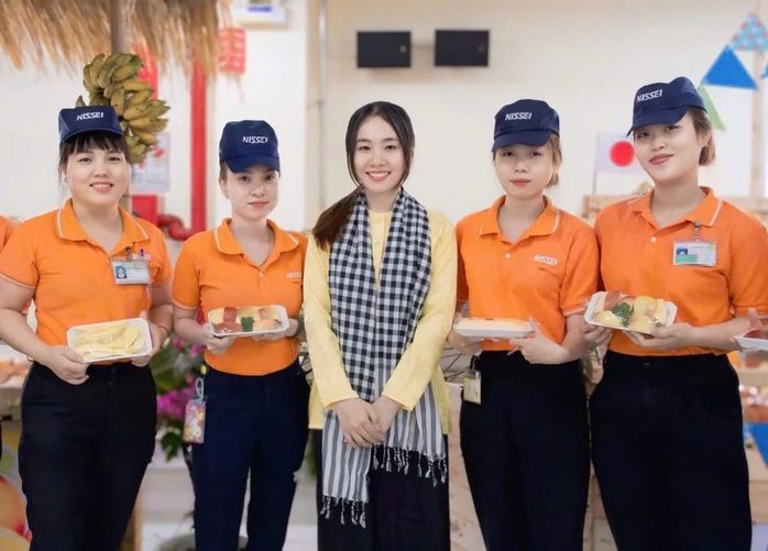 Hàng ngàn công nhân được thưởng thức trái cây miễn phí- Ảnh 9. Hàng ngàn công nhân được thưởng thức trái cây miễn phí- Ảnh 9.