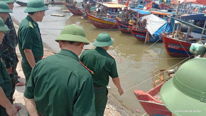 Người dân miền Trung chạy đua chống bão số 4- Ảnh 2. Người dân miền Trung chạy đua chống bão số 4- Ảnh 2.