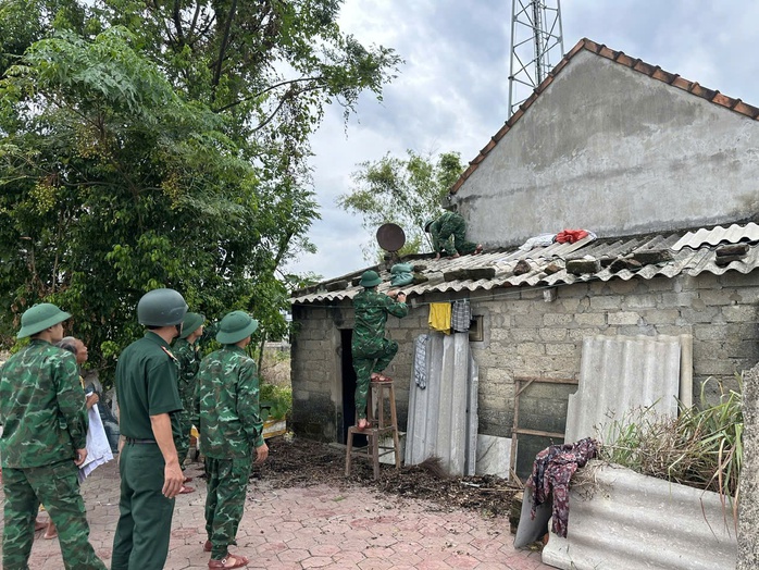 Người dân miền Trung chạy đua chống bão số 4- Ảnh 3. Người dân miền Trung chạy đua chống bão số 4- Ảnh 3.