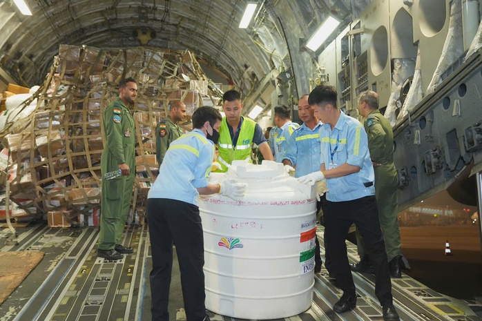 VIDEO: Các chuyến bay "ngựa thồ" C-17 chở hàng cứu trợ quốc tế đáp xuống Nội Bài- Ảnh 6. VIDEO: Các chuyến bay "ngựa thồ" C-17 chở hàng cứu trợ quốc tế đáp xuống Nội Bài- Ảnh 6.