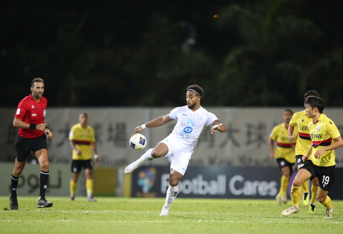Rafaelson là “át chủ bài” trên hàng tấn công của CLB Nam Định Ảnh: THẠO HOÀNG Rafaelson là “át chủ bài” trên hàng tấn công của CLB Nam Định Ảnh: THẠO HOÀNG