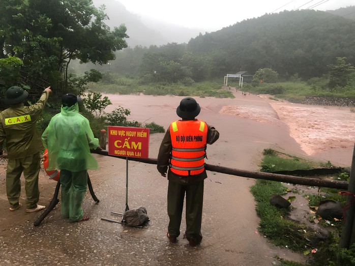 Các lực lượng chức năng Quảng Bình cắm biển báo, ngăn người dân qua lại các vùng nước chảy xiết Ảnh: Hoàng Phúc Các lực lượng chức năng Quảng Bình cắm biển báo, ngăn người dân qua lại các vùng nước chảy xiết Ảnh: Hoàng Phúc