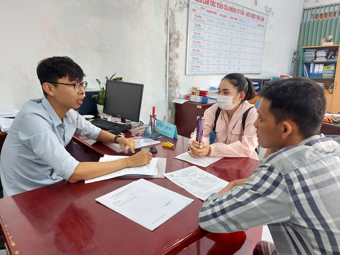 Người lao động được tư vấn tại Trung tâm Dịch vụ việc làm tỉnh Cà Mau trước khi đi xuất khẩu lao động. Ảnh: VÂN DU Người lao động được tư vấn tại Trung tâm Dịch vụ việc làm tỉnh Cà Mau trước khi đi xuất khẩu lao động. Ảnh: VÂN DU