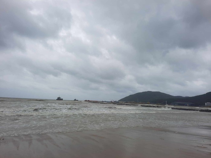 Hà Tĩnh: Mưa trắng trời, sóng bắt đầu to, gió giật mạnh- Ảnh 3. Hà Tĩnh: Mưa trắng trời, sóng bắt đầu to, gió giật mạnh- Ảnh 3.
