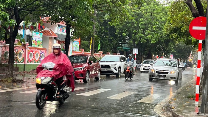 Bão số 4 chưa vào đất liền: Đường ngập, cây cối bị đánh bật gốc, sóng biển cao hơn 2 m- Ảnh 6. Bão số 4 chưa vào đất liền: Đường ngập, cây cối bị đánh bật gốc, sóng biển cao hơn 2 m- Ảnh 6.