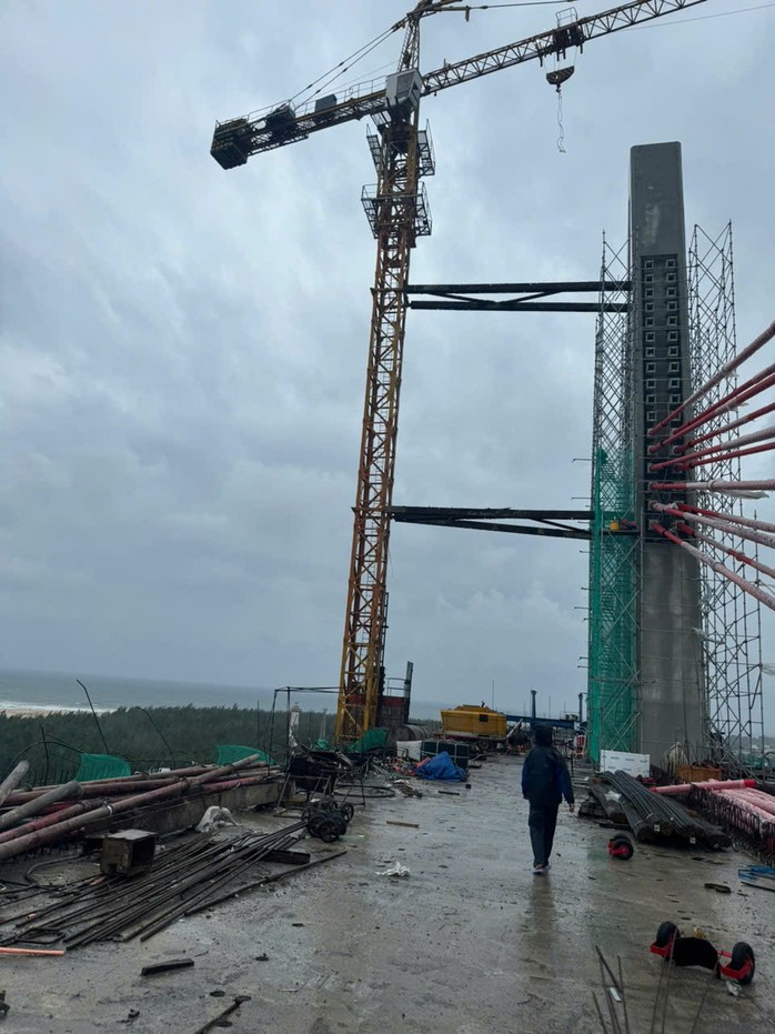 Bão số 4 chưa vào đất liền: Đường ngập, cây cối bị đánh bật gốc, sóng biển cao hơn 2 m- Ảnh 10. Bão số 4 chưa vào đất liền: Đường ngập, cây cối bị đánh bật gốc, sóng biển cao hơn 2 m- Ảnh 10.