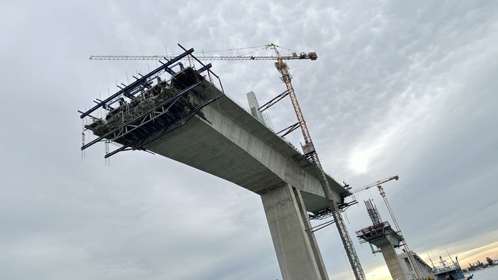 Bão số 4 chưa vào đất liền: Đường ngập, cây cối bị đánh bật gốc, sóng biển cao hơn 2 m- Ảnh 9. Bão số 4 chưa vào đất liền: Đường ngập, cây cối bị đánh bật gốc, sóng biển cao hơn 2 m- Ảnh 9.