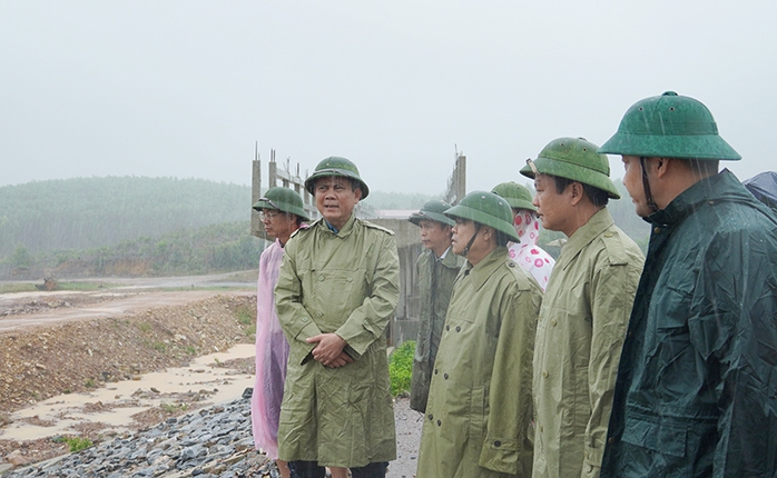 Bão số 4: Quảng Bình, Quảng Trị gấp rút sơ tán dân khỏi vùng nguy hiểm trước "giờ G"- Ảnh 2. Bão số 4: Quảng Bình, Quảng Trị gấp rút sơ tán dân khỏi vùng nguy hiểm trước "giờ G"- Ảnh 2.