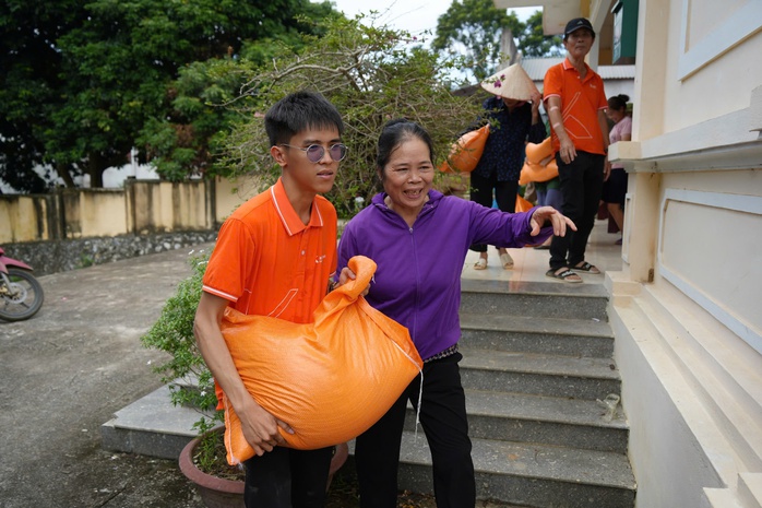 Tập đoàn Kim Oanh hỗ trợ trên 5 tỉ đồng giúp đồng bào vùng bão lũ Miền Bắc khắc phục khó khăn- Ảnh 4.
Tập đoàn Kim Oanh hỗ trợ trên 5 tỉ đồng giúp đồng bào vùng bão lũ Miền Bắc khắc phục khó khăn- Ảnh 4.