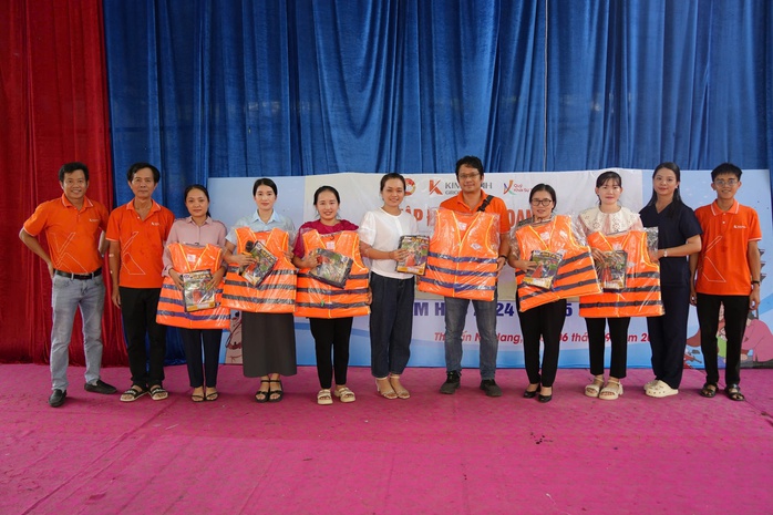 Tập đoàn Kim Oanh hỗ trợ trên 5 tỉ đồng giúp đồng bào vùng bão lũ Miền Bắc khắc phục khó khăn- Ảnh 8.
Tập đoàn Kim Oanh hỗ trợ trên 5 tỉ đồng giúp đồng bào vùng bão lũ Miền Bắc khắc phục khó khăn- Ảnh 8.