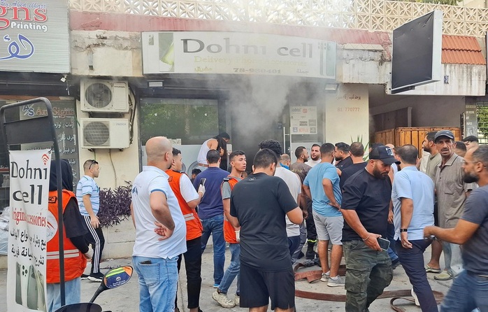 Khói bốc lên từ một cửa hàng điện thoại ở Sidon, Lebanon, ngày 18-9. Ảnh: Reuters Khói bốc lên từ một cửa hàng điện thoại ở Sidon, Lebanon, ngày 18-9. Ảnh: Reuters